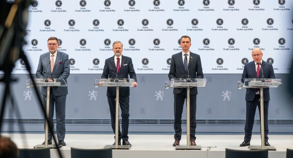 Premiér P. Fiala, ministři Z. Stanjura a L. Vlček a generální ředitel ČEZ D. Beneš oznamují další krok k dostavbě Dukovan, 30. dubna 2025.