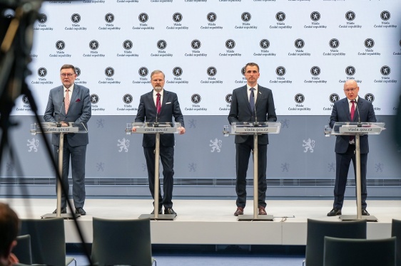 Premiér P. Fiala, ministři Z. Stanjura a L. Vlček a generální ředitel ČEZ D. Beneš oznamují další krok k dostavbě Dukovan, 30. dubna 2025.