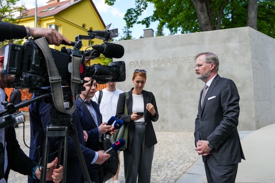 Premiér Fiala se zúčastnil v Brně slavnostního odhalení sochy Marie Restituty Kafkové