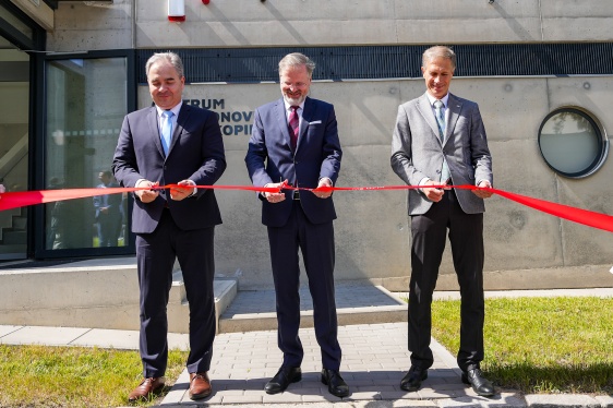 Premiér Petr Fiala si prohlédl pracoviště nového Centra elektronové mikroskopie Ústavu fyziky materiálů Akademie věd ČR, 12. května 2025.