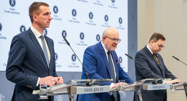 Ministři Vlček, Válek a Lipavský informovali veřejnost o výsledcích jednání vlády, 28. května 2025.