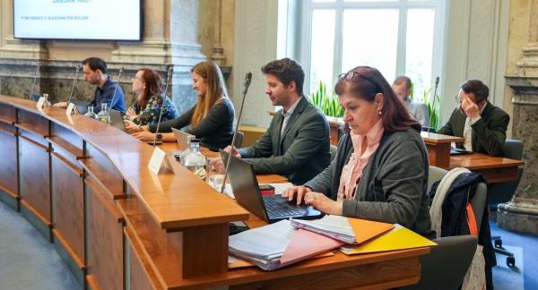 Členové Rady pro výzkum, vývoj a inovace v čele s ministrem Lukášem Ženíškem se sešli ke svému zasedání ve Strakově akademii, 30. května 2025.