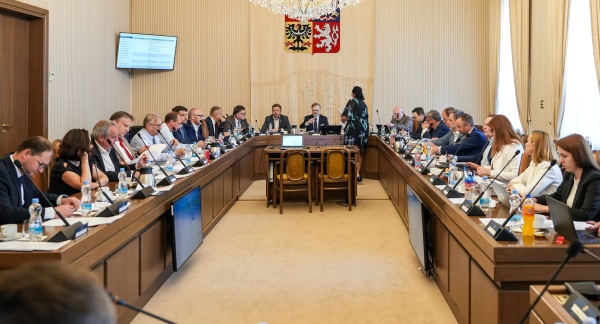 Vláda se tentokrát kvůli probíhající mimořádné schůzi Sněmovny sešla k jednání přímo v budově Poslanecké sněmovny, 18. června 2025.
