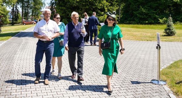 Zahradní slavností za účasti vedoucí Úřadu vlády Jany Kotalíkové byla zahájena nová návštěvnická sezóna v Benešově vile, 20. června 2025.
