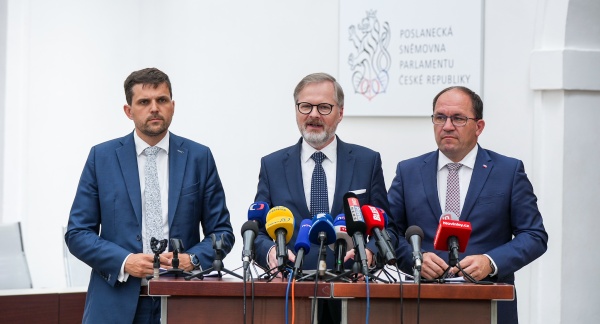 Premiér Petr Fiala s ministry životního prostředí Petrem Hladíkem a zemědělství Markem Výborným na tiskové konferenci po vládě, 25. června 2025.