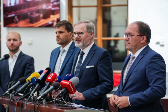 Premiér Petr Fiala s ministry životního prostředí Petrem Hladíkem a zemědělství Markem Výborným na tiskové konferenci po vládě, 25. června 2025.