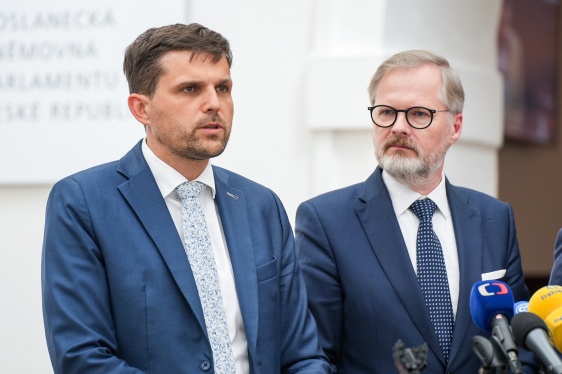 Premiér Petr Fiala a ministr životního prostředí Petr Hladík.