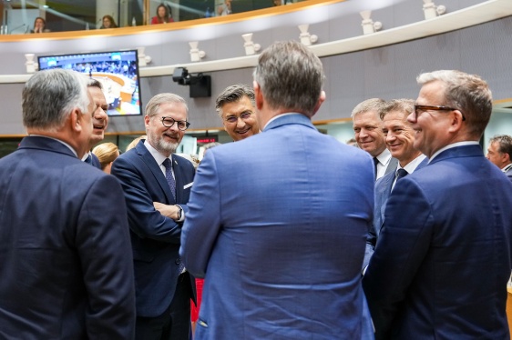 Premiér Petr Fiala se chystá na zahájení červnového summitu Evropské rady v Bruselu, 26. června 2025.