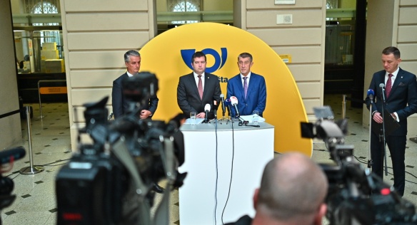 Premiér Andrej Babiš a první vicepremiér Jan Hamáček na tiskové konferenci po jednání s vedením České pošty, 4. října 2019.