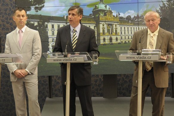 Jednání vlády. Zleva: Gustáv Slamečka, ministr dopravy; premiér Jan Fischer a ministr financí Eduard Janota