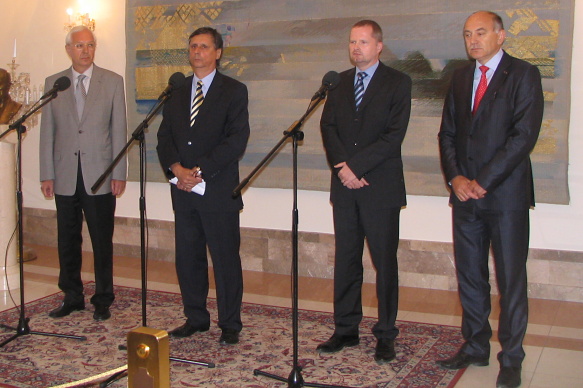 Setkání k budoucnosti české vědy. J. Drahoš, AV ČR; premiér J. Fischer; P. Fiala, Česká konference rektorů; Z. Frolík, Svaz prům. a obchodu, 31.8.2009