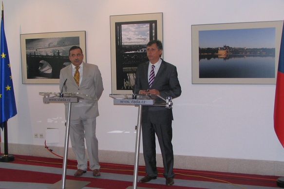 Předseda asociace Dženo Ivan Veselý a premiér Jan Fischer, 27.8.2009