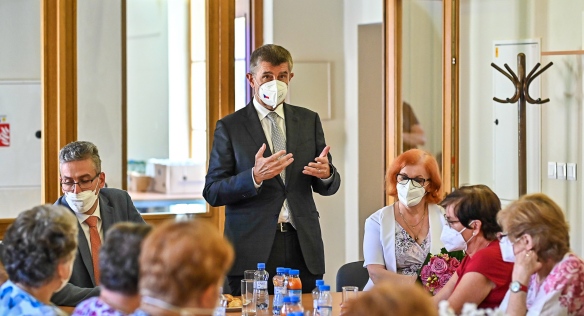 Předseda vlády Andrej Babiš během návštěvy v Centru seniorů v Olomouci, 10. června 2021.