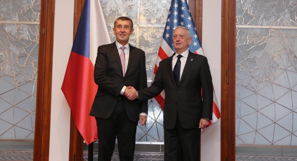 Premiér Andrej Babiš s americkým ministrem obrany Jamesem Mattisem ve Strakově akademii, 28. října 2018.