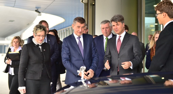 Premiér Andrej Babiš a ministryně průmyslu a obchodu Marta Nováková navštívili sídlo firmy BMW a digitální továrnu Siemens AG