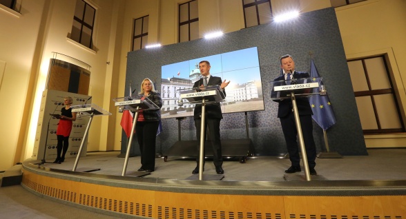 Premiér A. Babiš, ministryně pro místní rozvoj K. Dostálová a ministr kultury A. Staněk na tiskové konferenci po jednání vlády 21. ledna 2019.