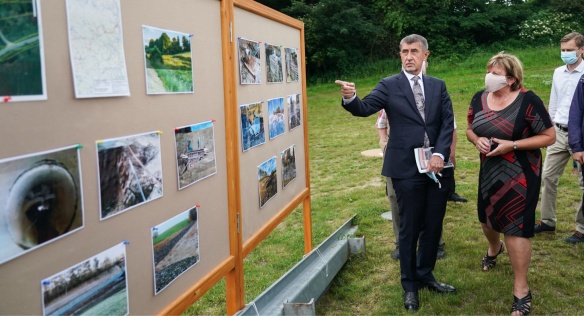 Bohumila Urbánková, starostka obce Onšov, představila premiérovi Babišovi nové projekty na zadržení vody v krajině, 17. června 2020.
