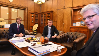 Předseda vlády Andrej Babiš uvedl Adama Vojtěcha do funkce ministra zdravotnictví, 13. prosince 2017.