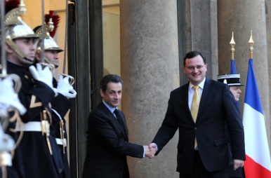 Francouzský prezident Nicolas Sarkozy a předseda vlády Petr Nečas u Elysejského paláce 