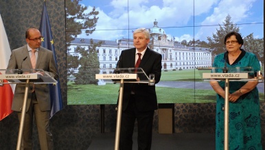 Ministr pro místní rozvoj Lukl, premiér Rusnok a ministryně spravedlnosti Benešová na tiskové konferenci po jednání vlády 31. července 2013.