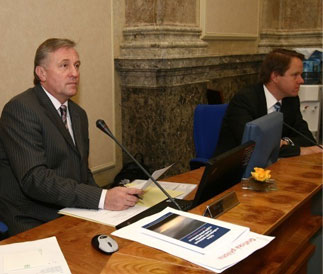 Premiér Mirek Topolánek na zasedání vlády