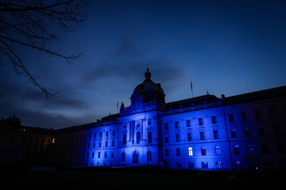 2. dubna 2026: Úřad vlády svítí modře