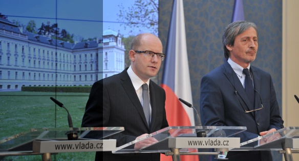 Premiér Bohuslav Sobotka a ministr Martin Stropnický na tiskové konferenci k tragédii v Afghánistánu, 9. července 2014.