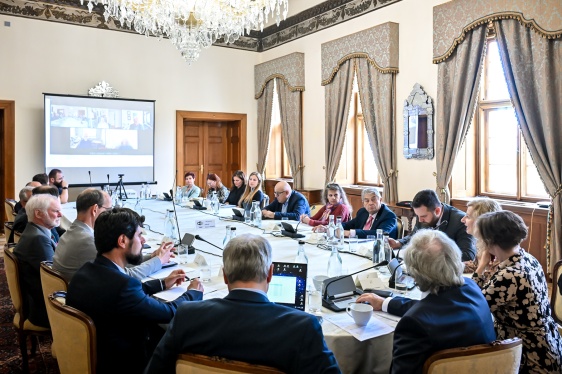 V Hrzánském paláci v Praze se sešli členové RVVI na společném zasedání se svým mezinárodním poradním orgánem, tzv. Mezinárodní radou, 21. května 2025.
