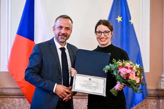 Ministr pro vědu, výzkum a inovace Marek Ženíšek předal Evě Navrátilové Cenu předsedy RVVI za rok 2025, 23. září 2025.
