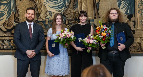 Držitelé letošní Ceny vlády nadanému studentovi Zuzana Zelenková, Tereza Patlejchová a Daniel Pluskal, 30. září 2025.