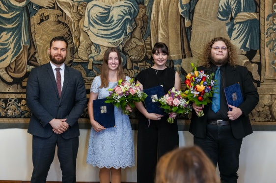 Držitelé letošní Ceny vlády nadanému studentovi Zuzana Zelenková, Tereza Patlejchová a Daniel Pluskal, 30. září 2025.