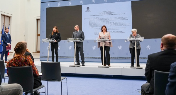 Tiskovou konferenci Rady vlády pro paměťovou agendu zahájila zmocněnkyně vlády pro lidská práva Klára Šimáčková Laurenčíková, 28. listopadu 2025.