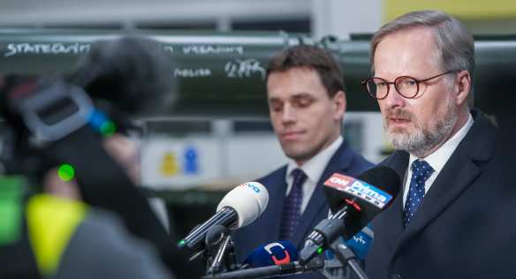 Premiér Petr Fiala navštívil společnost Excalibur Army, na jeden z tanků, který poputuje na Ukrajinu, napsal i krátký vzkaz