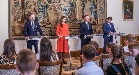 Premiér Petr Fiala přivítal v Hrzánském paláci děti ze ZŠ Solidarita, 1. června 2022.