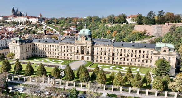 Strakova akademie, sídlo vlády.