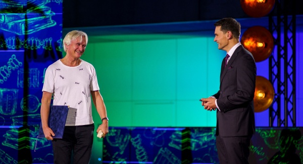 Držitelem Národní ceny vlády Česká hlava za rok 2025 je Julius Lukeš. Na snímku s moderátorem večera Danielem Stachem. Zdroj: Ceskahlava.cz