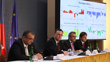 Členové Národní ekonomické rady vlády (NERV), premiér a ministr financí diskutovali o krizi v eurozóně s odborníky a veřejností.