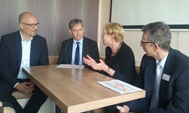 Min. Dienstbier si v Berlíně prohlédl zařízení pro neplnoleté uprchlíky v hostelu Pangea