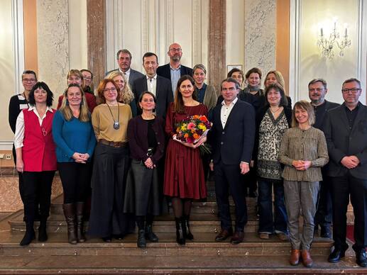 Skupinová fotka členů RVNNO, v popředí zmocněnkyně vlády pro lidská práva