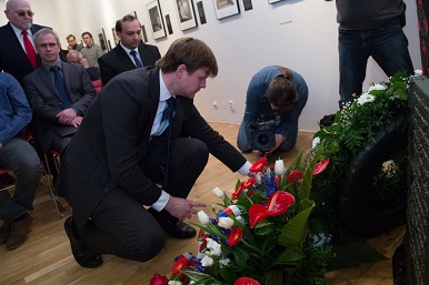 Martin Martínek - zástupce ministra Dienstbiera - uctil v Brně památku obětí romského holocaustu
