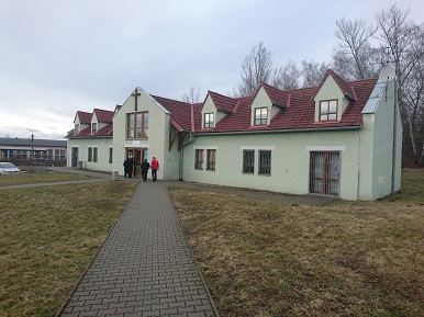 Delegace zástupců romské Rady a pracovníků Kanceláře Rady navštívila v Ostravě Vesničku soužití - unikátní projekt sociálního bydlení