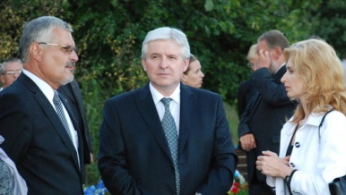 Představitelé vlády a zmocněnkyně vlády pro lidská práva uctili památku obětem romského holocaustu