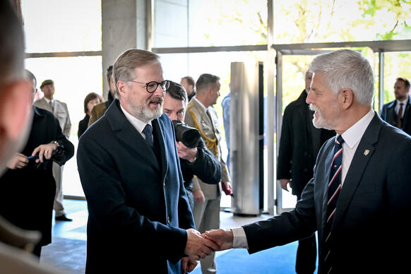 Premiér Fiala se vítá s prezidentem Pavlem před zahájením pietního aktu na Vítkově, 28. října 2025.