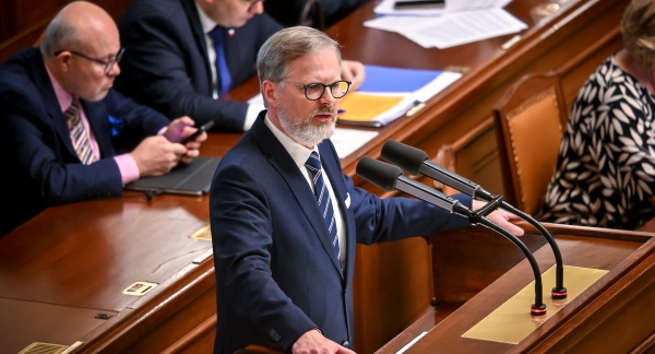 Premiér Petr Fiala vystoupil s projevem na mimořádné schůzi Sněmovny k vyslovení nedůvěry jeho vládě, 17. června 2025.
