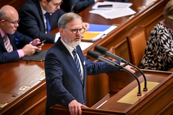 Premiér Petr Fiala vystoupil s projevem na mimořádné schůzi Sněmovny k vyslovení nedůvěry jeho vládě, 17. června 2025.
