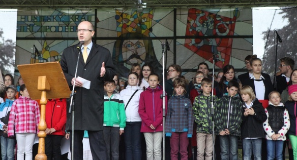 Předsedy vlády ČR Bohuslav Sobotka v sobotu 17. května 2014 při vzpomínkových slavnostech k 550. výročí mírového projektu Jiřího z Poděbrad.