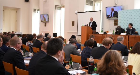 Premiér Bohuslav Sobotka vystoupil na poradě vedoucích zastupitelských úřadů ČR v zahraničí, 24. srpna 2015. Zdroj: M. Trnková.