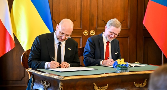 Premiéři ČR Petr Fiala a Ukrajiny Denys Šmyhal podepisují společné prohlášení o výsledcích mezivládních konzultací, 16. července 2024.