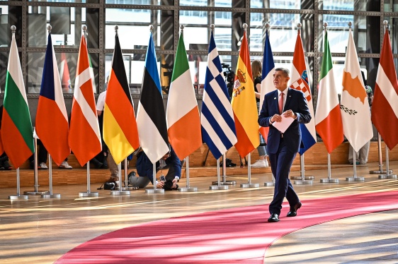 Premiér Andrej Babiš a jeho švédský kolega Ulf Kristersson se připravují na začátek pátečního jednání summitu Evropské rady, 19. června 2026.