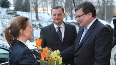 Premiér Petr Nečas uvádí do funce novou ministryni obrany Karolínu Peake, 12. prosince 2012